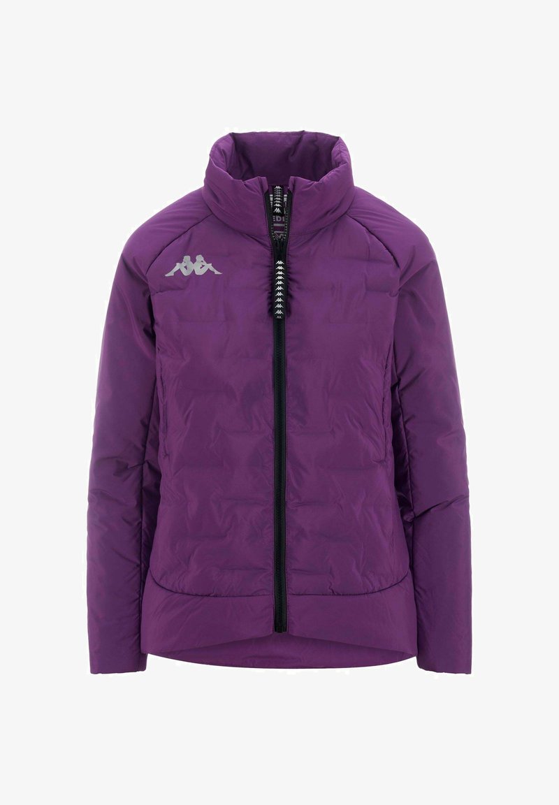 Giacca a vento viola con colletto alto, zip frontale completa e dettaglio zip nera. Presenta un logo sul lato sinistro del petto e una texture trapuntata.