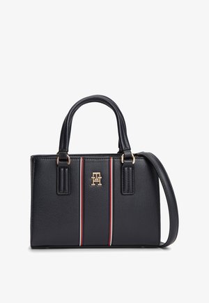 Zwarte leren handtas met dubbele handvaten, afneembare schouderriem, verticale rood-witte strepen en een gouden "TH" logo in het midden.