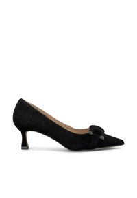Zapato de tacón alto de ante negro con punta afilada, tacón pequeño y un acento decorativo de nudo en la parte delantera. Textura suave en todo.
