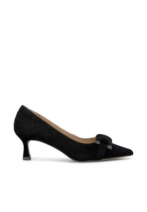 Zapato de tacón alto de ante negro con punta afilada, tacón pequeño y un acento decorativo de nudo en la parte delantera. Textura suave en todo.