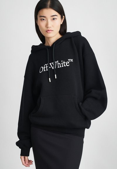 Schwarzer Hoodie mit einer vorderen Kängurutasche, Kordelzug mit Metallspitzen und dem 'Off-White'-Logo, das in Weiß über die Brust gedruckt ist.