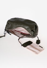 Borsa a pochette in pelle verde oliva con esterno testurizzato, chiusura con zip e rivestimento interno a fantasia rosa; include un portafoglio coordinato.