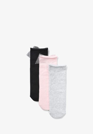 Tre paia di calze corte in nero, rosa e grigio chiaro, ciascuna con una delicata rifinitura in pizzo nella parte superiore.
