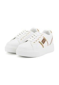 Sneaker bianche con suola testurizzata, dettagli dorati sui lati e i lacci, e una tomaia liscia in materiale sintetico.