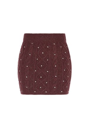 Bordeaux gebreide rok met een textuurpatroon en ingewerkte zilveren versieringen, met een getailleerde pasvorm en geribde tailleband.