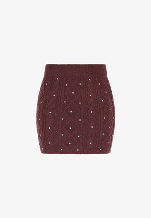 Bordeaux gebreide rok met een textuurpatroon en ingewerkte zilveren versieringen, met een getailleerde pasvorm en geribde tailleband.