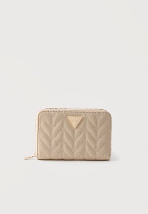 Portafoglio imbottito beige con cuciture a chevron, cerniera dorata e targhetta triangolare con logo Guess centrata sul davanti.