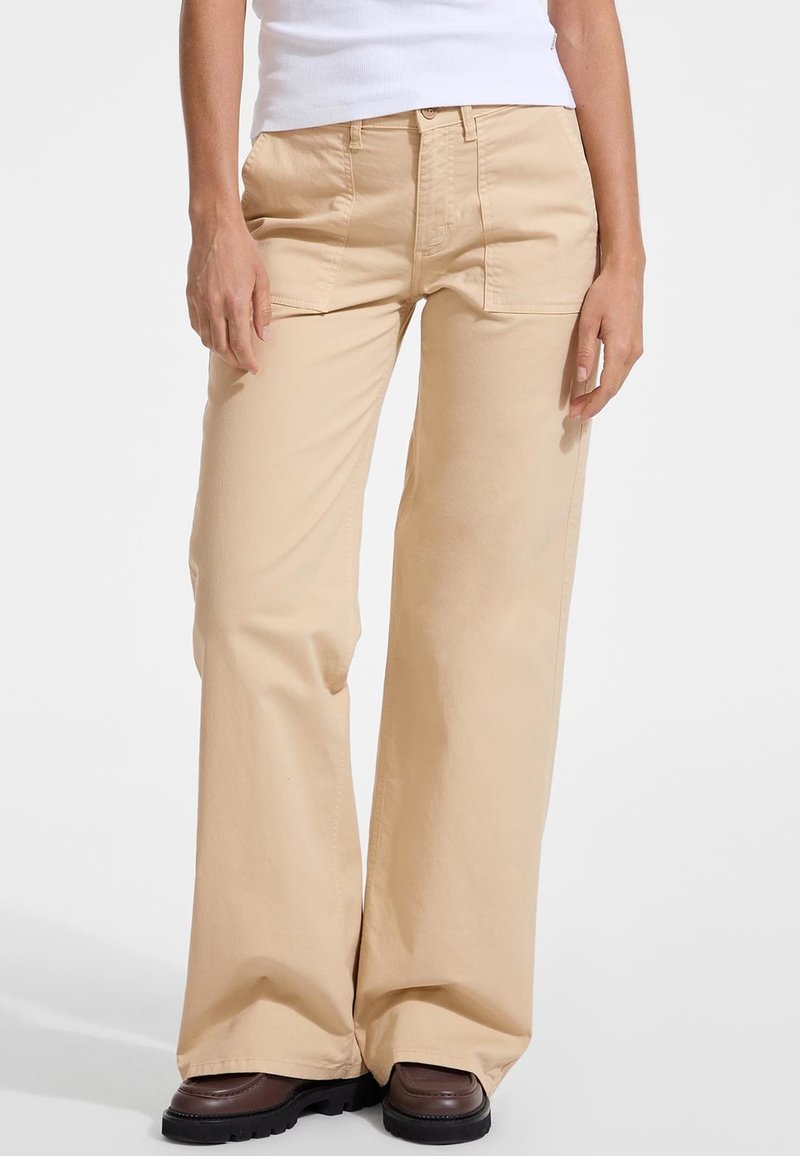 Guess Jeans WIDE  - Široke nogavice - beige