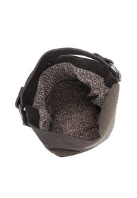 Sac seau marron foncé ouvert montrant l'intérieur avec une doublure en tissu noir parsemée de rose pâle et une poche zippée.