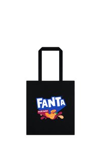 Borsa a tracolla nera di forma rettangolare, con il colorato logo "Fanta fruit twist" e due manici piani e rettangolari.