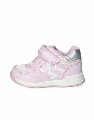 Sneaker in pelle rosa con accenti in rete, cuciture bianche e cinturino con chiusura a strappo. Presenta un dettaglio argento e suola in gomma. Marchio Geox visibile.