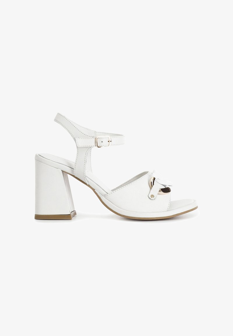 Bílé sandály na podpatku s otevřenou špičkou, nastavitelným páskem kolem kotníku a dekorativní mašlí. Hladký povrch s designem blokového podpatku.