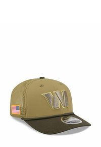 Khakifarbene Baseballmütze mit einem sandfarbenen Netzrücken, die ein großes aufgesticktes "W" in beige und eine kleine amerikanische Flagge an der Seite aufweist.