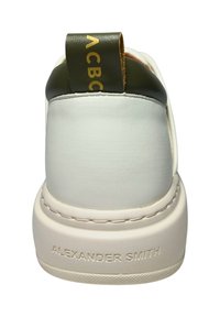 Weißer Ledersneaker mit abgerundeter Form, kontrastierendem olivgrünem Fersenlasche und eingeprägtem Logo auf der Sohle. Glatte Textur mit dezenten Nähten.