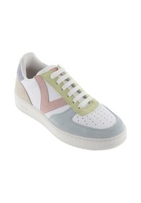 Vit sneaker med pastellgröna, rosa, blå och beige mockadetaljer, vita snörningar och perforerad tådesign mot en vit bakgrund.