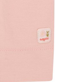 Roze katoen stof met een gestikte zoom heeft een klein geweven label met bloemenontwerp en de tekst "noppies" in het rood.