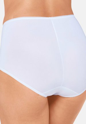 Mujer con ropa interior blanca sin costuras y de tiro alto, mostrada desde la parte baja de la espalda hasta la parte superior de los muslos sobre un fondo liso.