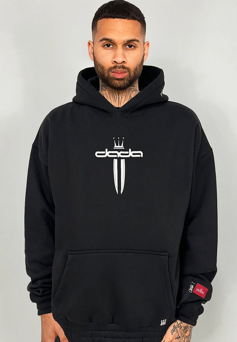 Schwarzer Hoodie aus Baumwollmischung, mit einem weißen Logo mit einer Krone und zwei vertikalen Linien. Enthält eine Fronttasche und einen Reißverschluss an den Bündchen.