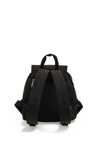 Sac à dos noir avec une finition texturée, doté de bretelles rembourrées, d'une poignée supérieure et d'une poche zippée à l'avant.