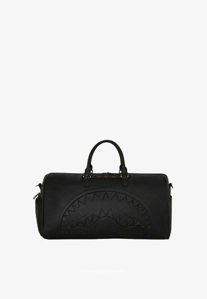 Bolsa de deporte negra hecha de cuero texturizado, con un patrón en relieve, forma redondeada, dobles asas superiores y cierre con cremallera.