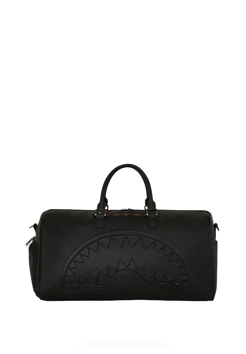 Bolsa de deporte negra hecha de cuero texturizado, con un patrón en relieve, forma redondeada, dobles asas superiores y cierre con cremallera.