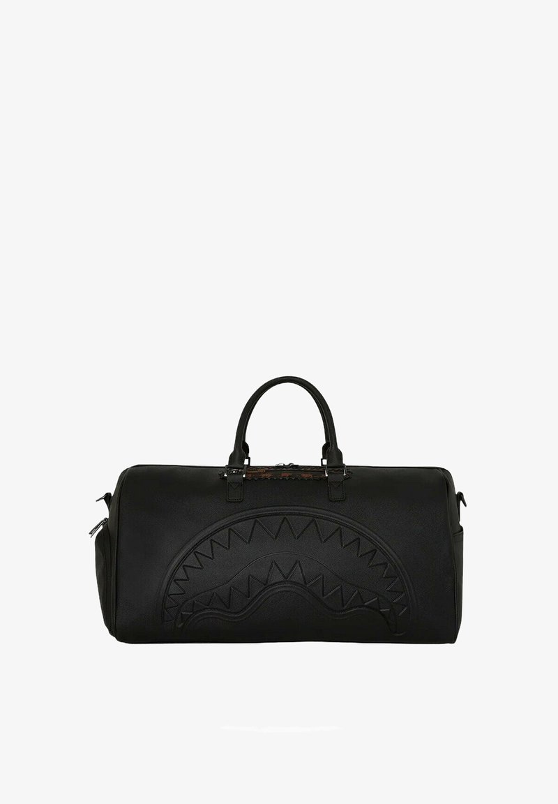 Bolsa de deporte negra hecha de cuero texturizado, con un patrón en relieve, forma redondeada, dobles asas superiores y cierre con cremallera.