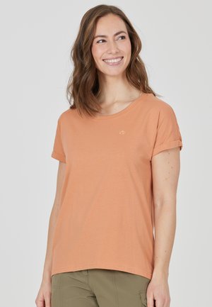 Kortærmet T-shirt med rund hals i blødt ferskenfarvet stof, med opkrøllede ærmer og et lille logo på brystet. Enkelt design uden mønstre.