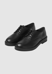 Schwarze Leder Schnürschuhe mit glatter Oberfläche, rundem Zeh, flacher Sohle und minimalistischem Design.