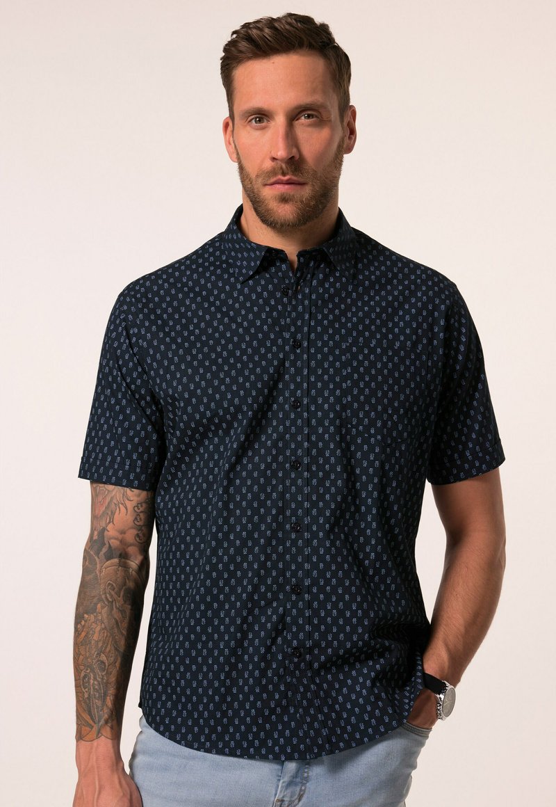 Korte mouwen, marineblauwe button-up shirt gemaakt van geweven stof met een subtiel geometrisch patroon. Voorzien van een klassieke kraag en rechte zoom.