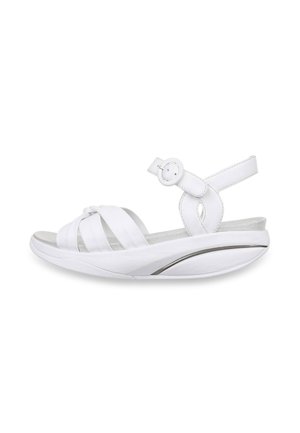 Sandalo da donna bianco con suola imbottita, tre cinturini anteriori, cinturino alla caviglia con fibbia rotonda e plantare sagomato per il comfort.