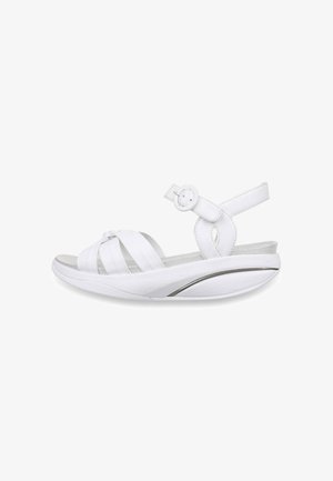 Sandale blanche pour femme avec semelle rembourrée, trois lanières devant, bride à la cheville avec boucle ronde, et semelle moulée pour plus de confort.