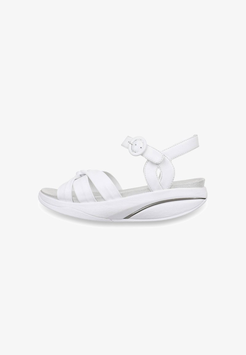 Sandale blanche pour femme avec semelle rembourrée, trois lanières devant, bride à la cheville avec boucle ronde, et semelle moulée pour plus de confort.