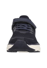 Tennarit merivärissä, joissa on hengittävä verkkopinta, teksturoitu muotoilu, nauhakiristyksellä ja valkoinen kumiulkopohja. Varustettu tarranauhalla.