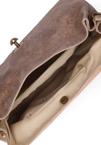 Borsa a spalla in pelle marrone con chiusura a pattina, interno in tessuto beige chiaro, dotata di tasca con zip e accessori in ottone a contrasto.