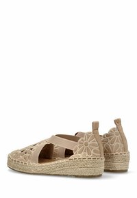 Sandalias de esparto beige con correas elásticas, bordado floral en la parte trasera, suela de yute trenzado y diseño de puntera redondeada.