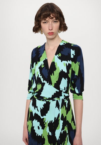 Rochie elegantă, de tip wrap, cu un model abstract vibrant ce include nuanțe de negru, verde și albastru. Mâneci trei sferturi și talie legată.
