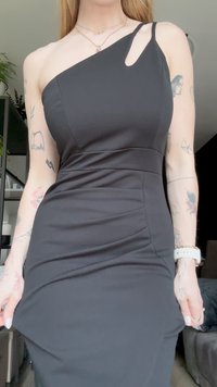 Juoda, ant vienos peties suknelė su prigludusia forma ir asimetriškais kaklo išpjovomis. Pagaminta iš sklandžios medžiagos su lengvu drapiruotės akcentu juosmens srityje.