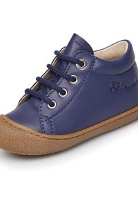 Blå lädersko med rund tå, texturerad tan gummisula, snörningsdesign och logodetalj på sidan.