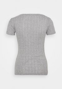 Haut en maille gris clair à manches courtes et coupe ajustée, avec un motif subtil à côtes verticales, vu de dos sur un fond blanc uni.