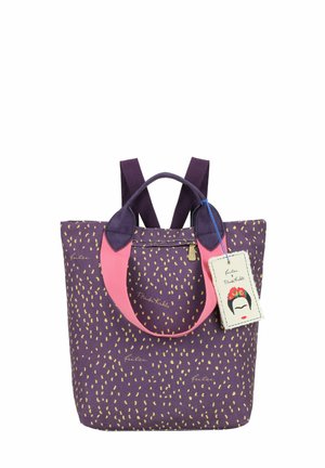 Sac cabas violet avec des taches jaunes, des poignées roses et une étiquette avec un visage stylisé, des fleurs et le nom Frida Kahlo.