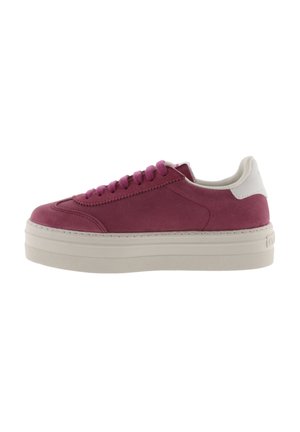 Zapatilla de ante morado con tacón de cuero blanco en el talón, punta redonda y suela elevada. Presenta cordones a juego y una textura suave.