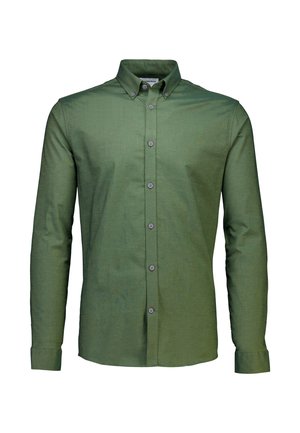 Camisa verde de manga larga con cuello abotonado, que presenta una tela texturizada y botones oscuros en el frente. Diseño minimalista.