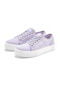 Helllilafarbene Leinensneaker mit weißen Gummisohlen, runden Schnürsenkeln, Metallösen und einer strukturierten Sohle für besseren Grip.
