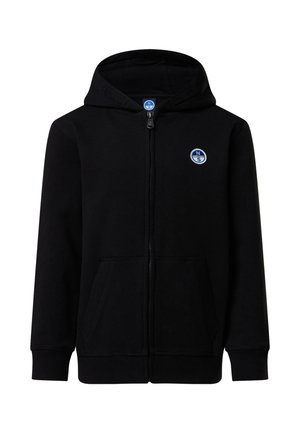 Sudadera con capucha negra con cremallera completa, bolsillos delanteros, puños acanalados y un pequeño logotipo circular azul y blanco en el pecho izquierdo.