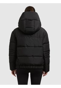 Chaqueta negra acolchada con capucha, que presenta secciones acolchadas, puños acanalados y dobladillo ajustado. Acabado liso y brillante sin herrajes visibles.