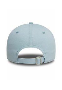 Gorra azul claro con visera curvada, hecha de tela suave. Presenta una correa ajustable y herrajes de metal en la parte posterior.