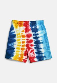 Pantaloni corti tie-dye multicolori con motivi blu, rossi, gialli e bianchi. Vita elastica e tasca a toppa sul lato destro. Materiale di cotone.