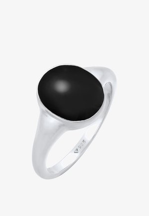 Hõbedane sõrmus sujuva, ovaalse musta kivi keskosaga. Riba on poleeritud viimistlusega ja tähistatud "925" märgiga, mis viitab sterlinghõbedale.