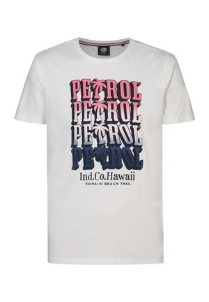 Witte katoen t-shirt met een grafische print van "PETROL" in rood, blauw en zwart, vergezeld van palmbomenaccenten en "Ind. Co. Hawaii" eronder.