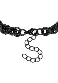 Collana nera con catena composta da anelli metallici intrecciati, caratterizzata da una finitura lucida e da un gancio. Comprende una breve catena pendente con anelli ovali.